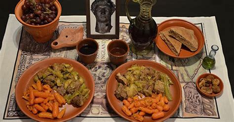 rappresentazione antica di una cucina romana con ingredienti mediterranei