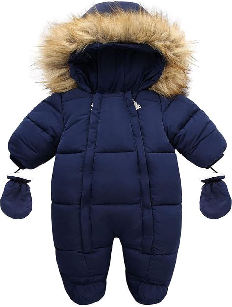 Bebè con tutina invernale calda