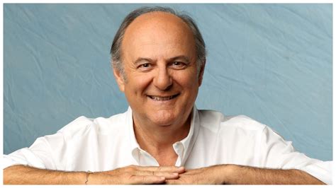 Gerry Scotti sorridente in studio televisivo