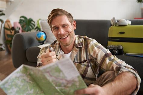 donna incinta che pianifica il viaggio con una mappa