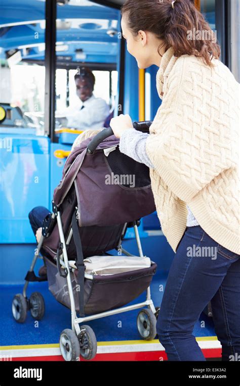 Famiglia che sale su un autobus con passeggino