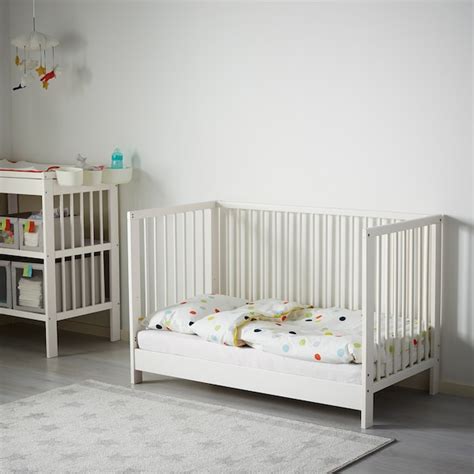 lettino IKEA modificato per bambino