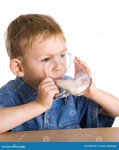 Bambino che beve latte da una tazza