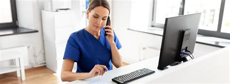 Illustrazione di una segreteria medica efficiente