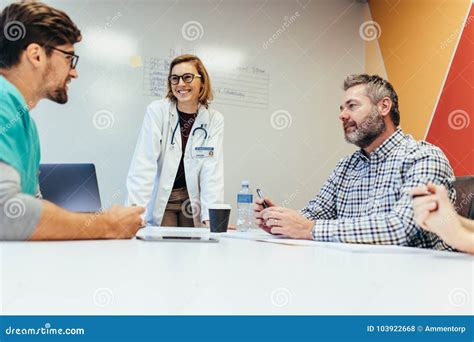 Collaborazione tra personale medico in una riunione