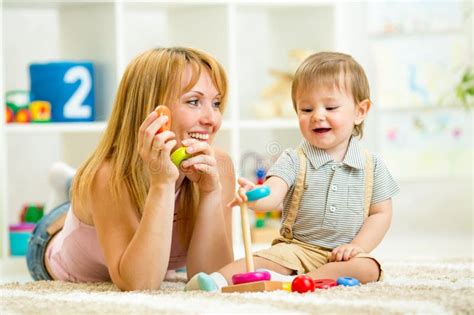 Bambino che gioca con un genitore