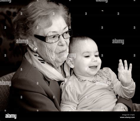 Bambino sorridente con la nonna