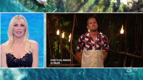 Alvin durante una diretta da L'isola dei Famosi
