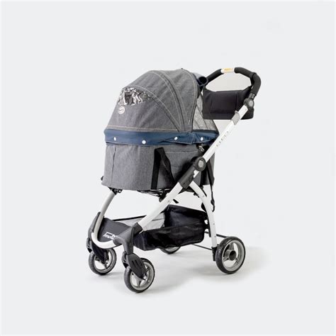 Passeggino con cestello inferiore carico di accessori