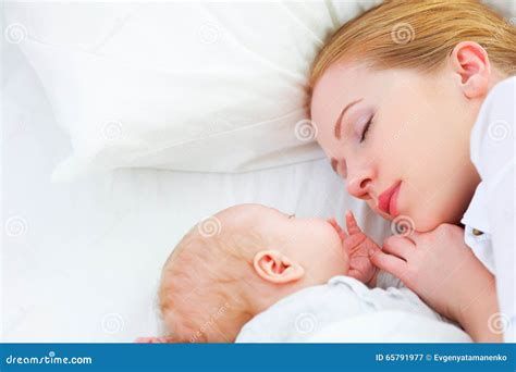 illustrazione di una madre e un neonato che dormono vicini