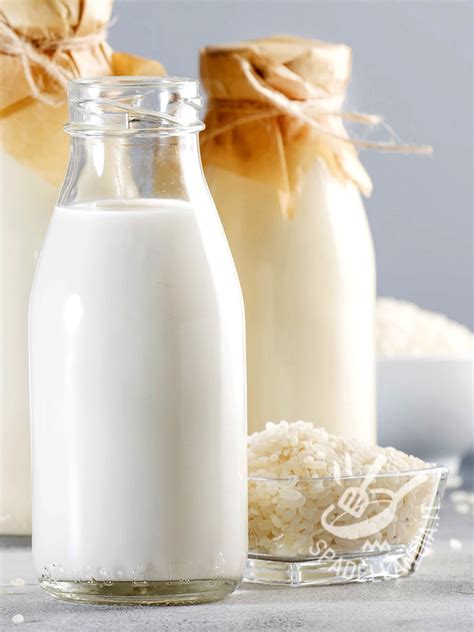 confronto visivo tra latte di riso commerciale e formula per l'infanzia