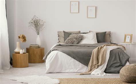Camera da letto accogliente con lenzuola fresche