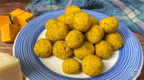 Preparazione impasto polpette di zucca e ricotta