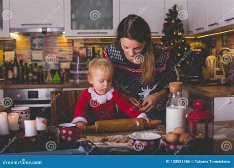 Genitore che prepara il pasto per il bambino