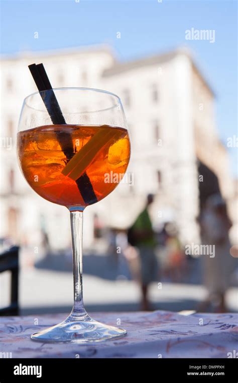 Aperitivo Spritz in una piazza italiana