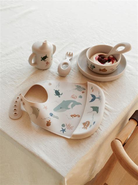 Tavola apparecchiata con stoviglie e posate ergonomiche per bambini