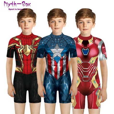 Bambino con costume da bagno a tema supereroe