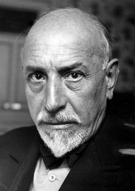 Ritratto di Luigi Pirandello con maschere teatrali