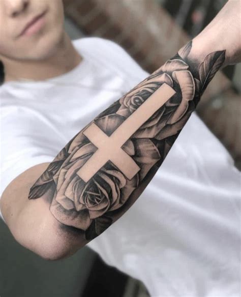 Disegno stilizzato di un braccio con un numero tatuato