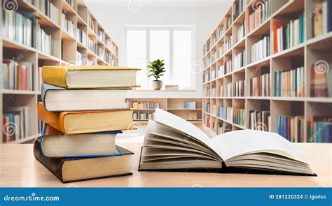 Libri aperti su una scrivania di uno studioso