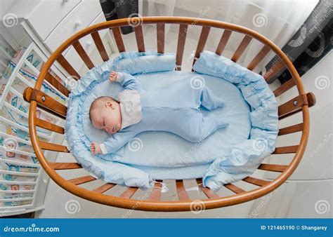 neonato che dorme serenamente nella culla