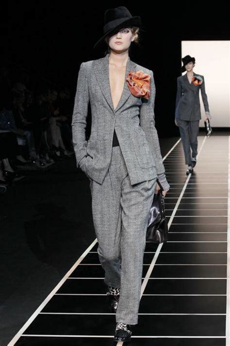 Sfilata di Giorgio Armani con la giacca destrutturata