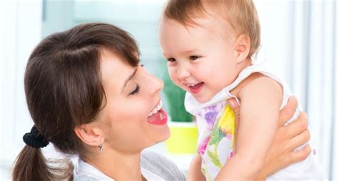 Educatrice che consola un bambino al nido