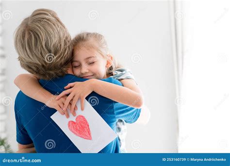 Genitore e bambino che si abbracciano teneramente