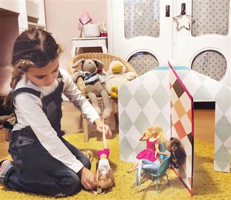 Bambine giocano con casa delle bambole portatile