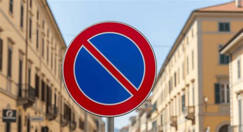 Segnale di divieto sui paracolpi in culla