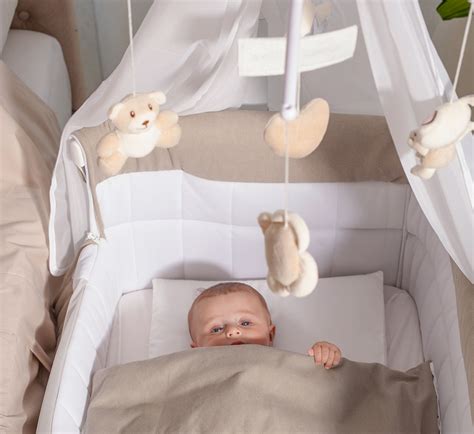 Bambino sereno in una culla ben ventilata