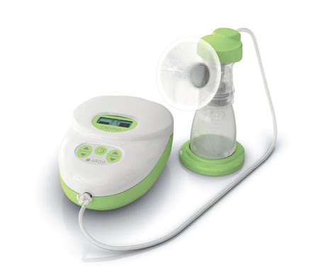 Donna che estrae latte materno con tiralatte elettrico