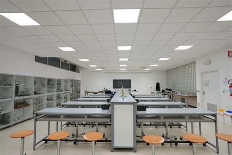 vista moderna di un laboratorio di embriologia con attrezzature all'avanguardia