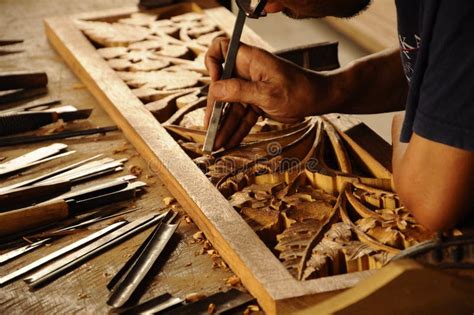Artigiano che lavora il legno massello per mobili per bambini