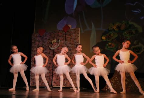 Bambini maschi che imparano passi di danza classica
