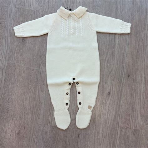 Una selezione di abbigliamento per neonati in lana Merino: body, tutina, maglioncino, pantaloni, calzini e cappellino