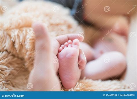 Neonato che esplora le sue mani