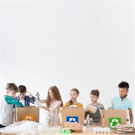 Bambini che imparano a riciclare in un ambiente colorato