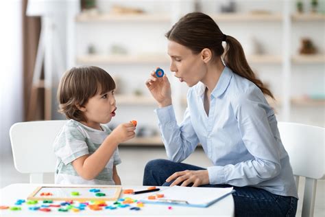 Logopedista che interagisce con un bambino