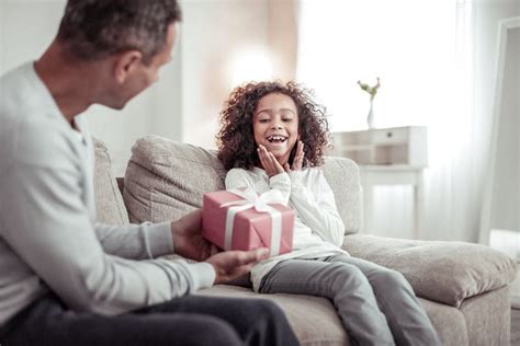 Bambino che riceve un regalo