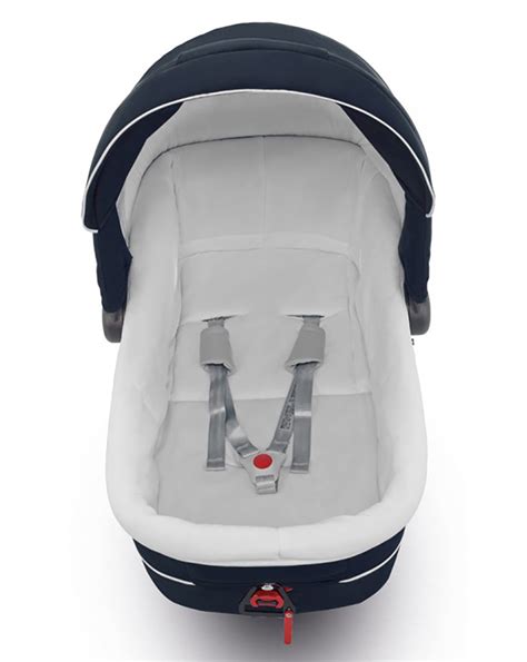 Bambino nella culla Inglesina in auto con kit