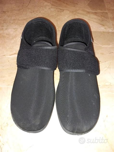 Modelli di scarpe con chiusura in velcro per favorire l'autonomia