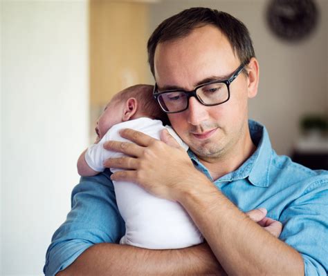 Un papà che culla dolcemente il suo neonato