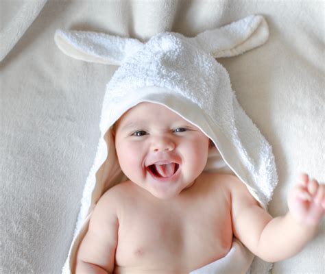 Immagine di un neonato che viene cambiato
