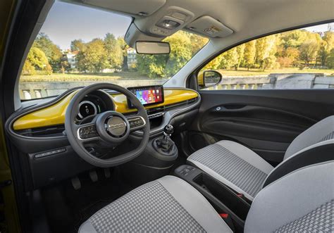 vista interna abitacolo Fiat 500 con seggiolino montato