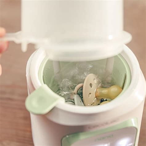Biberon, sterilizzatore e strumenti per la preparazione del latte per neonati