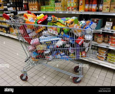 Carrello della spesa pieno di prodotti per l'infanzia in un negozio Prenatal