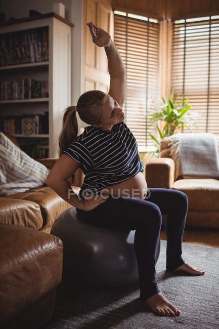 Donna incinta che esegue esercizi sulla palla fitness