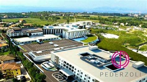 Esterno dell'Ospedale Pederzoli a Peschiera del Garda