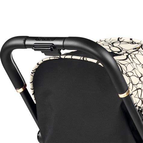 Dettaglio maniglione unito in ecopelle del passeggino Mya